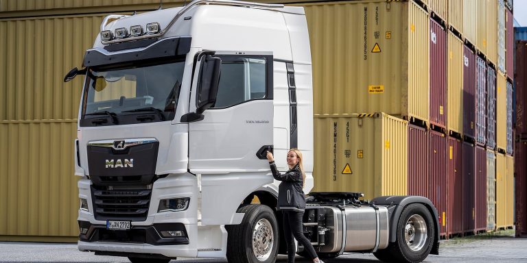 Julia beitler einstieg tgx mit man original zubehoer 2400x1200 width 1600 height 800