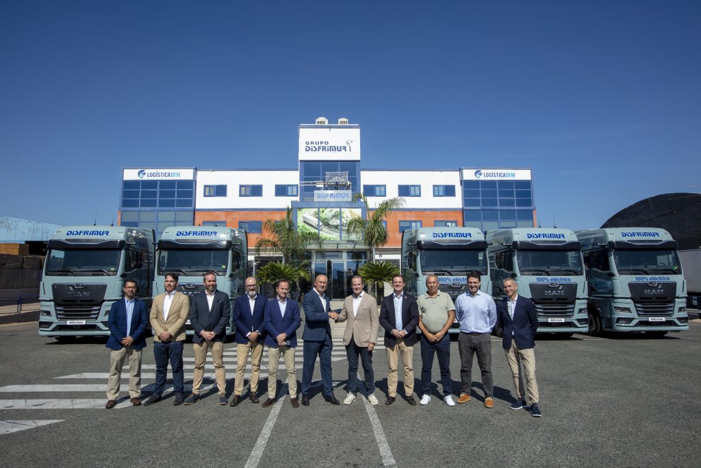 Equipo durante la entrega de los camiones eléctricos MAN eTGX al Grupo Disfrimur